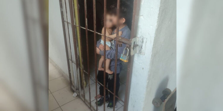 RESCATAN A HERMANITOS TRAS SER ENCERRADOS DOS DÍAS POR SUS PADRES 1 RESCATAN A HERMANITOS TRAS SER ENCERRADOS DOS DÍAS POR SUS PADRES