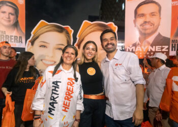 PINTAN LA MACRO DE NARANJA MAYNEZ Y MARIANA