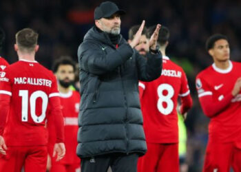 KLOPP PIDE UNA “CRISIS” EN ARSENAL Y MANCHESTER CITY PARA REVIVIR LAS ESPERANZAS DEL LIVERPOOL EN LA PREMIER LEAGUE