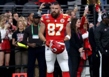 LOS KANSAS CITY CHIEFS RENUEVAN CONTRATO DE TRAVIS KELCE HASTA 2027