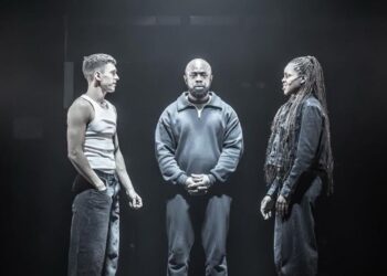 TOM HOLLAND SALUDA COMO REALEZA DESDE EL BALCÓN