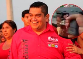 SALUDA EN SILLA DE RUEDAS, SE LEVANTA Y MATA A CANDIDATO ENMEDIO DE 15 ESCOLTAS