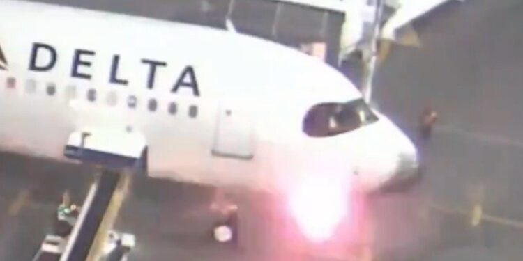 REGRESAN DE CANCÚN Y AVIÓN SE INCENDIA