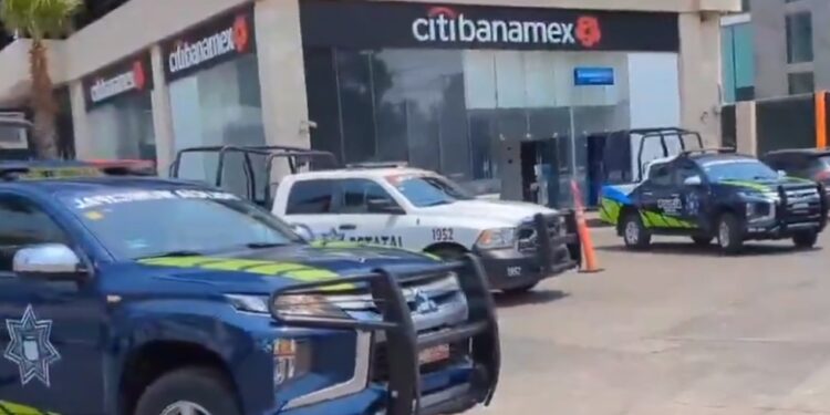 EVACUACIÓN EN PLAZA CENTRO MAYOR POR SUJETO ARMADO QUE RECLAMA INVERSIÓN 1 EVACUACIÓN EN PLAZA CENTRO MAYOR POR SUJETO ARMADO QUE RECLAMA INVERSIÓN