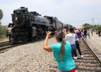 TRAS 70 AÑOS, TREN DE VAPOR PROVENIENTE DE CANADÁ PASA POR MONTERREY