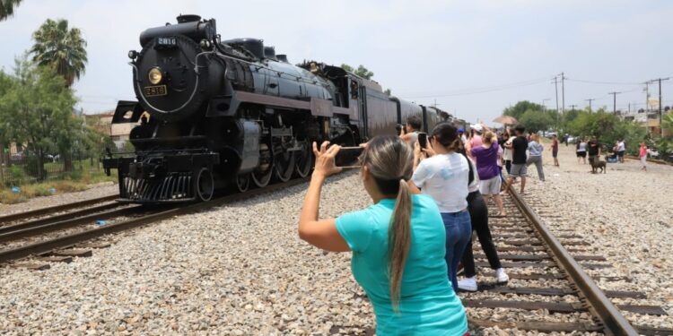 TRAS 70 AÑOS, TREN DE VAPOR PROVENIENTE DE CANADÁ PASA POR MONTERREY