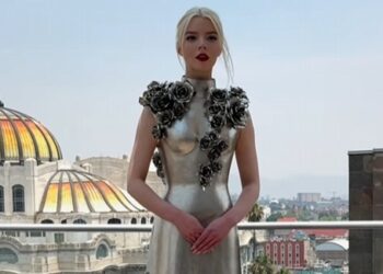 ANYA TAYLOR-JOY VISITA LA CASA AZUL DE FRIDA KAHLO DURANTE SU ESTADÍA EN MÉXICO