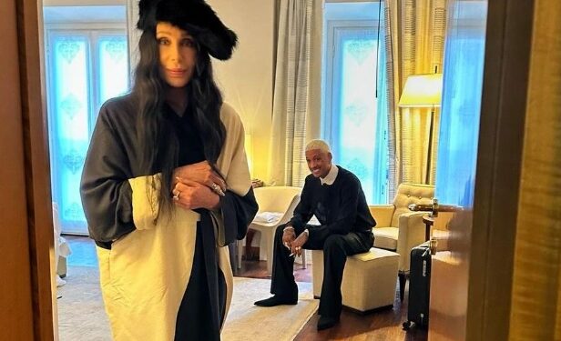 ¡CHER BUSCA COLÁGENO! LA ESTRELLA DE 77 AÑOS ROMPE ESQUEMAS AL SALIR CON HOMBRES MÁS JOVENES