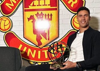 VARANE DEJA EL MANCHESTER UNITED AL FINAL DE LA TEMPORADA