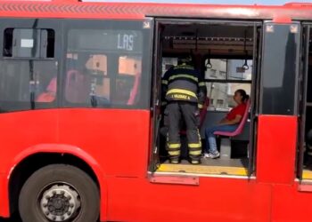 CHOQUE ENTRE METROBÚS Y TRÁILER DEJA VARIOS HERIDOS EN VENUSTIANO CARRANZA, CDMX