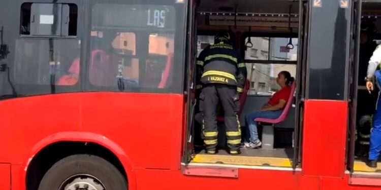CHOQUE ENTRE METROBÚS Y TRÁILER DEJA VARIOS HERIDOS EN VENUSTIANO CARRANZA, CDMX 1 CHOQUE ENTRE METROBÚS Y TRÁILER DEJA VARIOS HERIDOS EN VENUSTIANO CARRANZA, CDMX