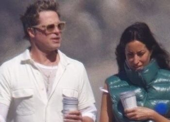 BRAD PITT Y SU NOVIA INES DE RAMON DISFRUTAN DE UN ROMÁNTICO PASEO PLAYA