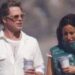 BRAD PITT Y SU NOVIA INES DE RAMON DISFRUTAN DE UN ROMÁNTICO PASEO PLAYA