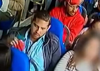 ACOSA A MUJER EN CAMIÓN Y CHOFER DETIENE UNIDAD PARA DEFENDERLA