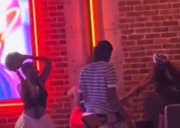 MUJER GOLPEA A OTRA CON BOLA DE BOLICHE EN LA CABEZA