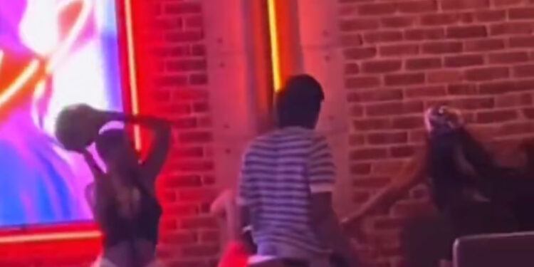 MUJER GOLPEA A OTRA CON BOLA DE BOLICHE EN LA CABEZA 1 MUJER GOLPEA A OTRA CON BOLA DE BOLICHE EN LA CABEZA