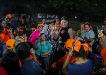 OFRECE MARIANA BECAS A MUJERES