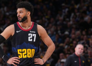 MULTAN A JAMAL MURRAY DE LOS NUGGETS POR ARROJAR OBJETOS A LOS ÁRBITROS