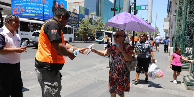 SE 'DERRITE' NUEVO LEÓN; ALCANZA TERMÓMETRO LOS 50 GRADOS CENTÍGRADOS 1 SE ‘DERRITE’ NUEVO LEÓN; ALCANZA TERMÓMETRO LOS 50 GRADOS CENTÍGRADOS