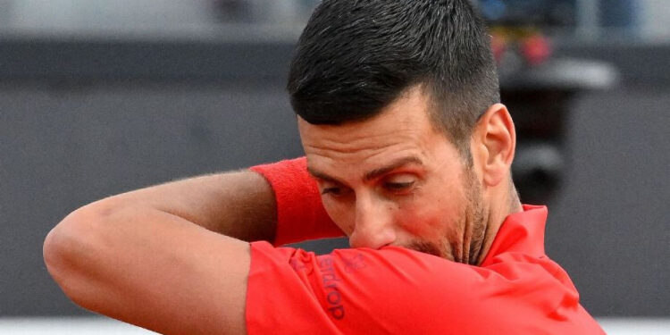 INCIDENTE REPUDIABLE EN ROMA: NOVAK DJOKOVIC RECIBE UN BOTELLAZO TRAS SU VICTORIA 1 INCIDENTE REPUDIABLE EN ROMA: NOVAK DJOKOVIC RECIBE UN BOTELLAZO TRAS SU VICTORIA