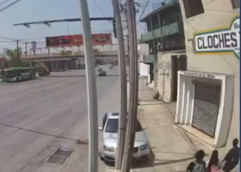 PIERDE EL CONTROL, SUBE A LA BANQUETA Y ATROPELLA A 3 JÓVENES