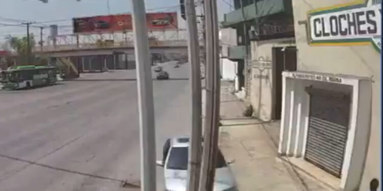 PIERDE EL CONTROL, SUBE A LA BANQUETA Y ATROPELLA A 3 JÓVENES 1 PIERDE EL CONTROL, SUBE A LA BANQUETA Y ATROPELLA A 3 JÓVENES