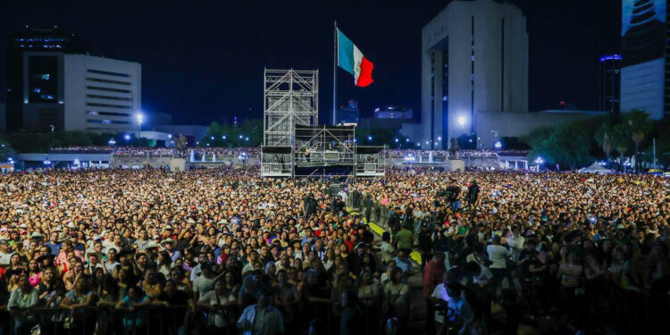 …Y VAN 90 MIL A VER A CARÍN LEÓN A LA MACRO 1 …Y VAN 90 MIL A VER A CARÍN LEÓN A LA MACRO