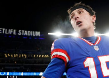 CEDAR GROVE RINDE HOMENAJE AL QUARTERBACK DE LOS NEW YORK GIANTS, TOMMY DEVITO