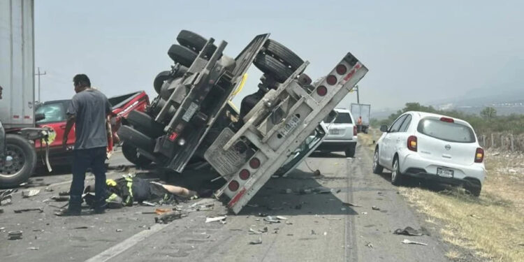 CAPTAN EN VIDEO ACCIDENTE EN QUE FALLECE ELEMENTO DE PROTECCIÓN CIVIL DE GARCÍA