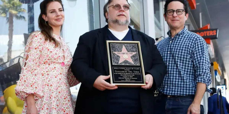 GUILLERMO DEL TORO DEVELA SU ESTRELLA EN EL PASEO DE LA FAMA JUNTO A LANA DEL REY 1 GUILLERMO DEL TORO DEVELA SU ESTRELLA EN EL PASEO DE LA FAMA JUNTO A LANA DEL REY