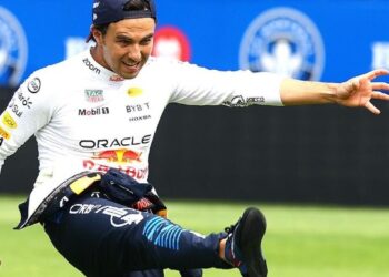 CHECO PÉREZ ANOTA GOL A LO PANENKA CONTRA VERSTAPPEN
