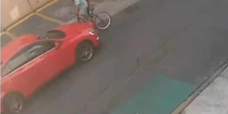 ATROPELLA A CICLISTA Y HUYE EN CDMX 1 ATROPELLA A CICLISTA Y HUYE EN CDMX