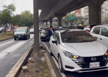 TUBO DE METAL SE DESPRENDE DEL SEGUNDO PISO DE PERIFÉRICO SUR EN CDMX