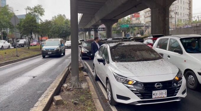 TUBO DE METAL SE DESPRENDE DEL SEGUNDO PISO DE PERIFÉRICO SUR EN CDMX 1 TUBO DE METAL SE DESPRENDE DEL SEGUNDO PISO DE PERIFÉRICO SUR EN CDMX
