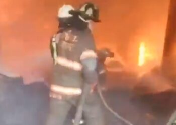 INCENDIO EN ECATEPEC: FÁBRICA DE PLÁSTICOS EN LLAMAS