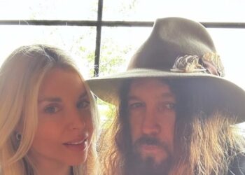 BILLY RAY CYRUS SOLICITA DIVORCIO DE FIREROSE