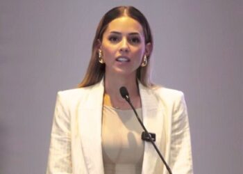 ‘RIDÍCULO QUE NO TENGAS LOS PANTALONES PARA DIRIGIRTE A MÍ’.- MARIANA A ADRIÁN DE LA GARZA