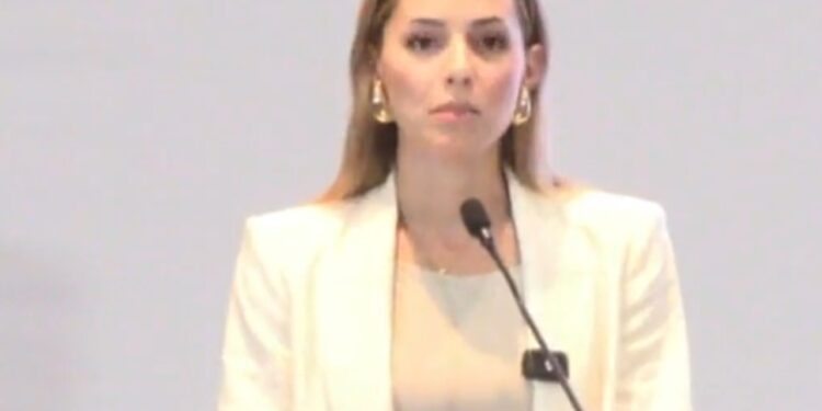 ‘ES EXPERTO EN CREAR CAOS Y MIEDO”; ACUSA MARIANA A ADRIÁN DE QUEMAR VEHÍCULOS