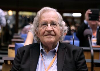 CHOMSKY NO HA MUERTO: SU ESPOSA DESMIENTE RUMORES