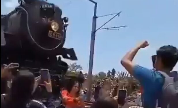 MUERE MUJER POR SACARSE 'SELFIE' AL PASO DE LOCOMOTORA 1 MUERE MUJER POR SACARSE ‘SELFIE’ AL PASO DE LOCOMOTORA