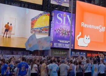 TIMES SQUARE SE TIÑE DE ALBICELESTE ANTES DEL JUEGO CONTRA CHILE