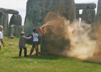 STONEHENGE BAJO ATAQUE: JUST STOP OIL ROCÍA MONUMENTO CON PINTURA