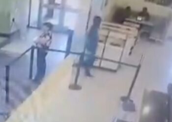 FUERTE VIDEO: MOMENTO EN QUE MATAN A UN HOMBRE EN CARL’S JUNIOR DE PLAZA PACÍFICO EN BAJA CALIFORNIA