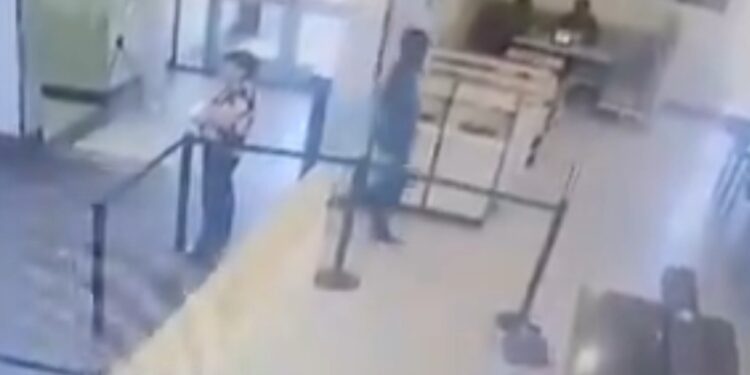 FUERTE VIDEO: MOMENTO EN QUE MATAN A UN HOMBRE EN CARL’S JUNIOR DE PLAZA PACÍFICO EN BAJA CALIFORNIA
