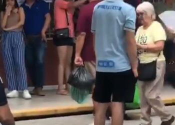 SE METE A LA FILA EN CASILLA Y TERMINA GOLPEADA EN APODACA