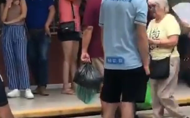 SE METE A LA FILA EN CASILLA Y TERMINA GOLPEADA EN APODACA 1 SE METE A LA FILA EN CASILLA Y TERMINA GOLPEADA EN APODACA