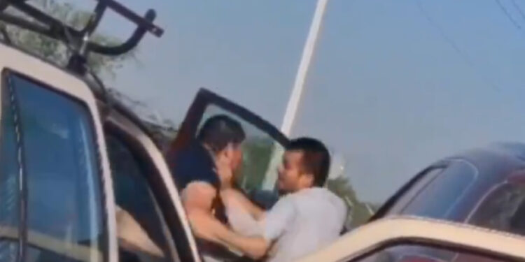 PELEA CALLEJERA EN APODACA DESATADA POR CONFLICTO VIAL 1 PELEA CALLEJERA EN APODACA DESATADA POR CONFLICTO VIAL