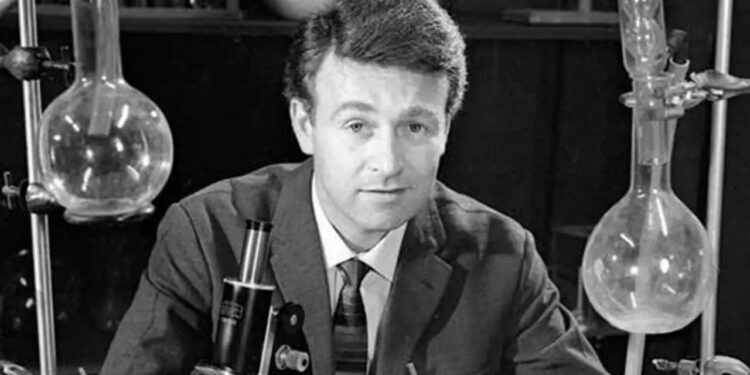 FALLECE WILLIAM RUSSELL, EL ICÓNICO IAN CHESTERTON DE 'DOCTOR WHO' 1 FALLECE WILLIAM RUSSELL, EL ICÓNICO IAN CHESTERTON DE ‘DOCTOR WHO’