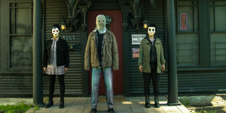 'LOS EXTRAÑOS: CAPÍTULO 1' REVIVE EL TERROR CLÁSICO CON UNA NUEVA VUELTA 1 ‘LOS EXTRAÑOS: CAPÍTULO 1’ REVIVE EL TERROR CLÁSICO CON UNA NUEVA VUELTA