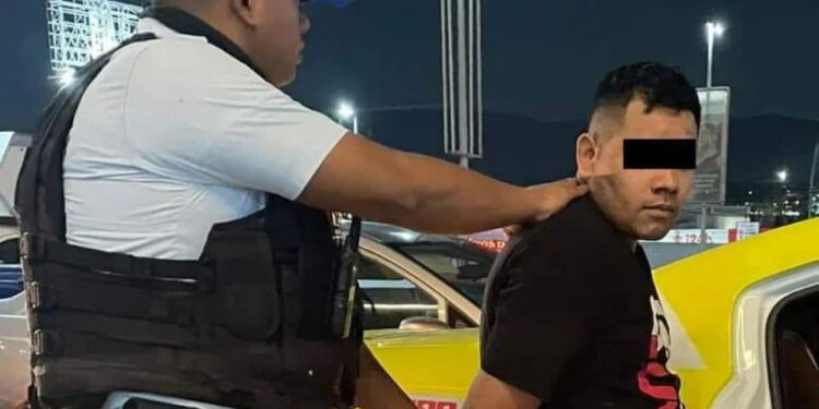 LO DETIENEN POR GRABAR A MUJER EN BAÑO PÚBLICO